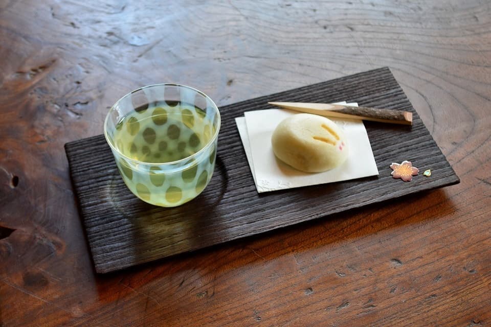 大正浪漫硝子「冷茶・水玉」×ちょこっとトレー(蒔絵)<廣田硝子×岩本清商店>