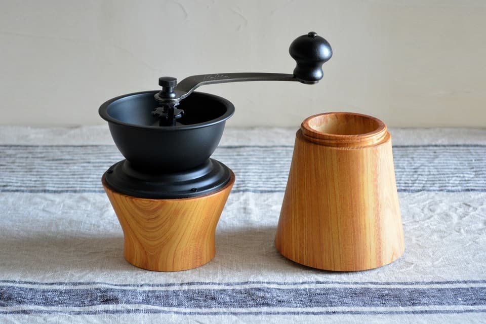 本体中央は「3条ねじ構造」という加工がされているので、半回転だけでしっかり閉まります【コーヒーミル】