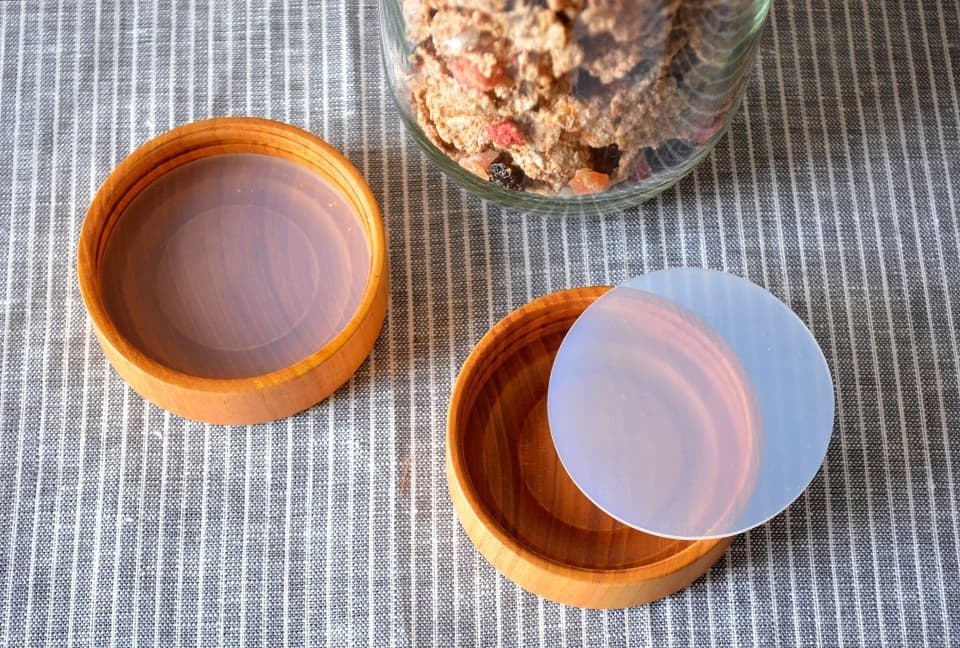 蓋の内側に「シリコンシール」を装着することで、保存瓶の密閉力をさらに高めることが出来ます。