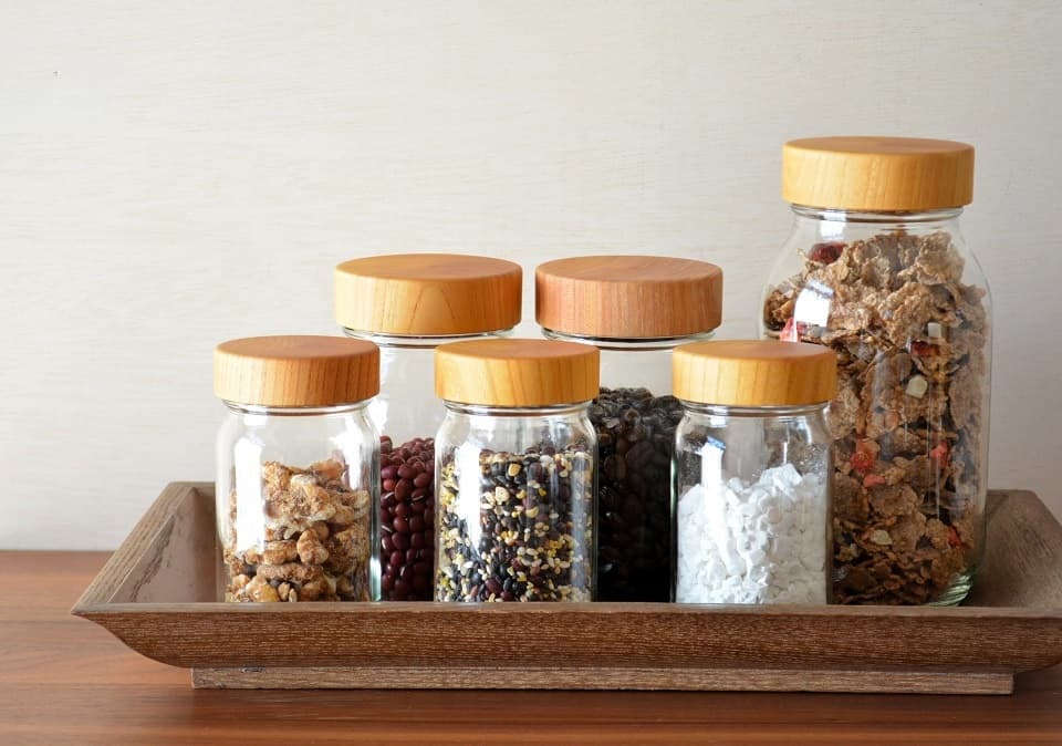 見せる収納にもおすすめの「ケヤキの蓋のキャニスター(保存瓶)」【画像手前から、S・M・Lサイズ】