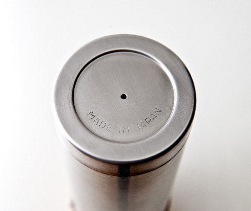 ステンレス製の本体は、日本有数の金属加工の町・燕市で生産されています【ケヤキのコップの魔法瓶水筒】
