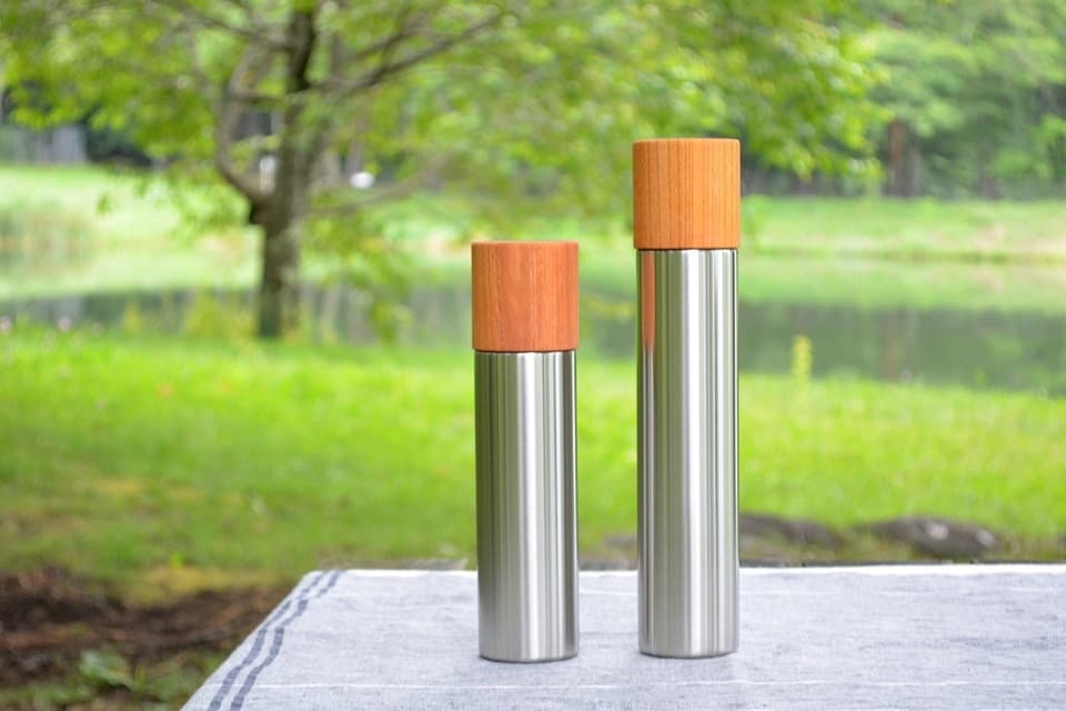 コップの木目とステンレスのコントラストが美しい「魔法瓶水筒」。オフィスや学校、お散歩などに大活躍です。