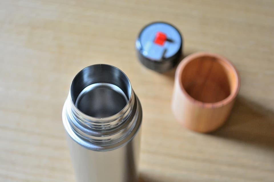 片手でワンタッチ開閉が出来る便利な中栓。中身もしっかりと密封出来ます【ケヤキのコップの魔法瓶水筒】