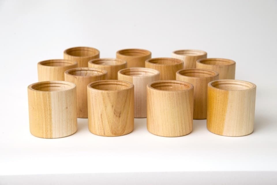 一つひとつ木目の表情が異なる天然ケヤキのコップ。ウレタン塗装が施されているので水洗いも問題ありません。