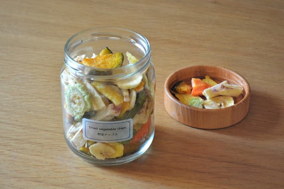 蓋はネジ式の “被せるタイプ” なので瓶いっぱいまで詰められます。受け皿としても使えるのでスプーンいらず。