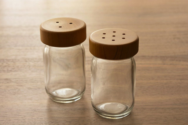 塩入れには3つ、コショウ入れには7つの穴が開いています。塩・胡椒以外のスパイス等にも【スパイスボトル】