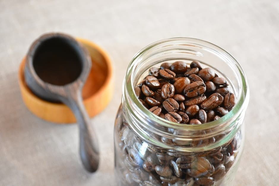 珈琲豆は鮮度が命。保存瓶に数日分を入れておき、残りは冷凍庫へ。より長く豆の香りや風味を愉しめます。