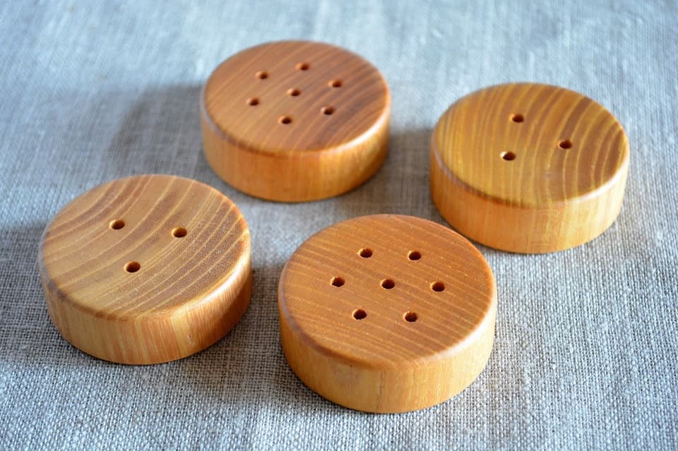 2つとして同じものがない天然ケヤキの木目。食器にも使われるウレタン塗装が施されているので水洗いも可能。