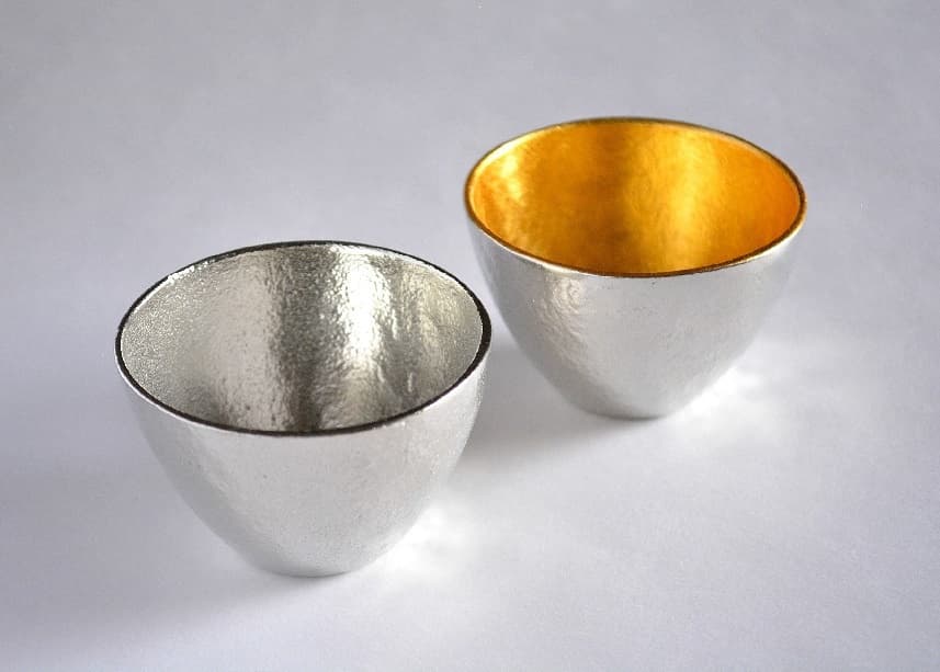 スタイリッシュで美しいシンプルな「銀」と金沢の「金箔」をあしらったぐい呑み