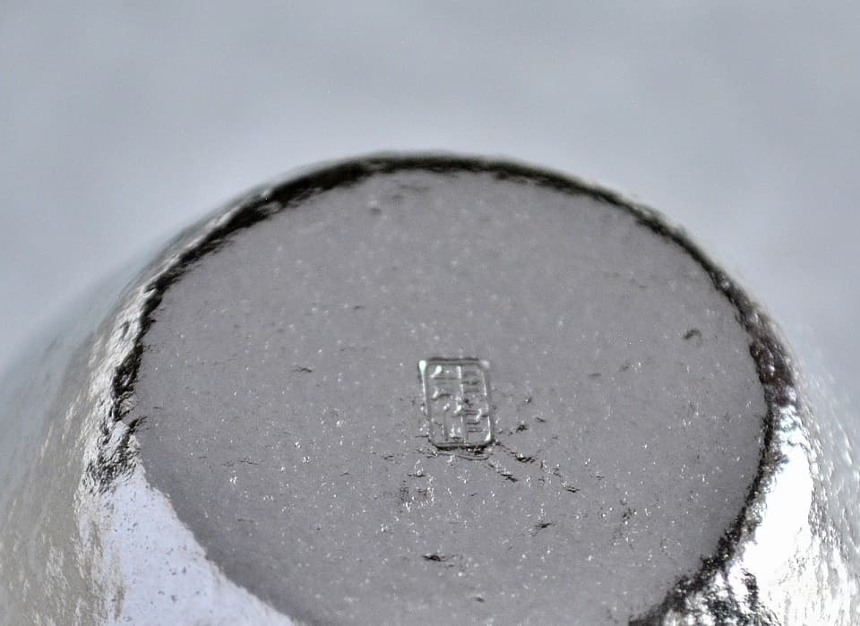 裏面にはさりげなく「能作」の印が刻まれています