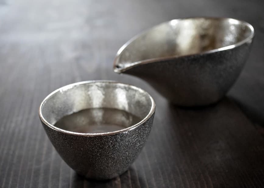 同じ錫製の「片口」を用いれば晩酌の目安にもなり、適量をお楽しみ頂けます