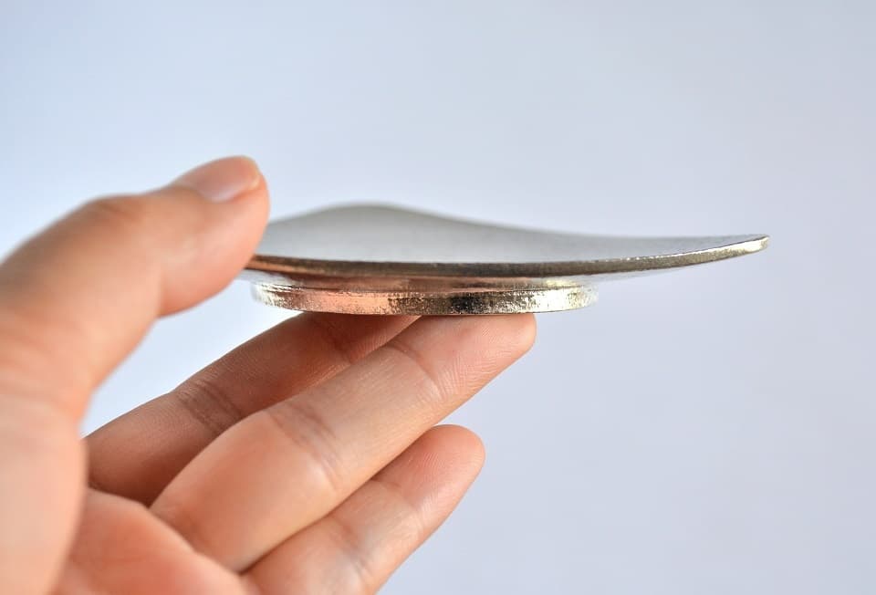 薄くてシャープな佇まい。ちょっと何かを乗せたり食卓にアクセントが欲しい時などにもぴったり(小皿・三角)