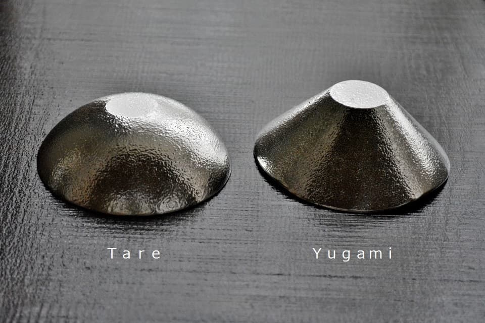 左:ふんわりやわらかく包み込んでくれるような全体に丸みを帯びた「タレ」。右:ひっくり返すと富士山のような形をした「ユガミ」