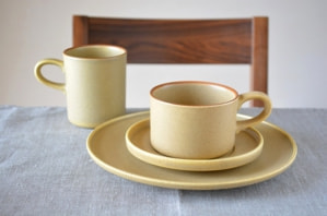 いくつかの色が混じりあったようなイエロー。他にはあまりない、きれいな色合いです。