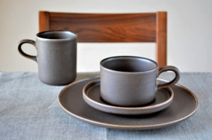 赤みの少ない落ち着いたブラウン。程よい色むら感があり、アンティークのような味わい深い雰囲気。