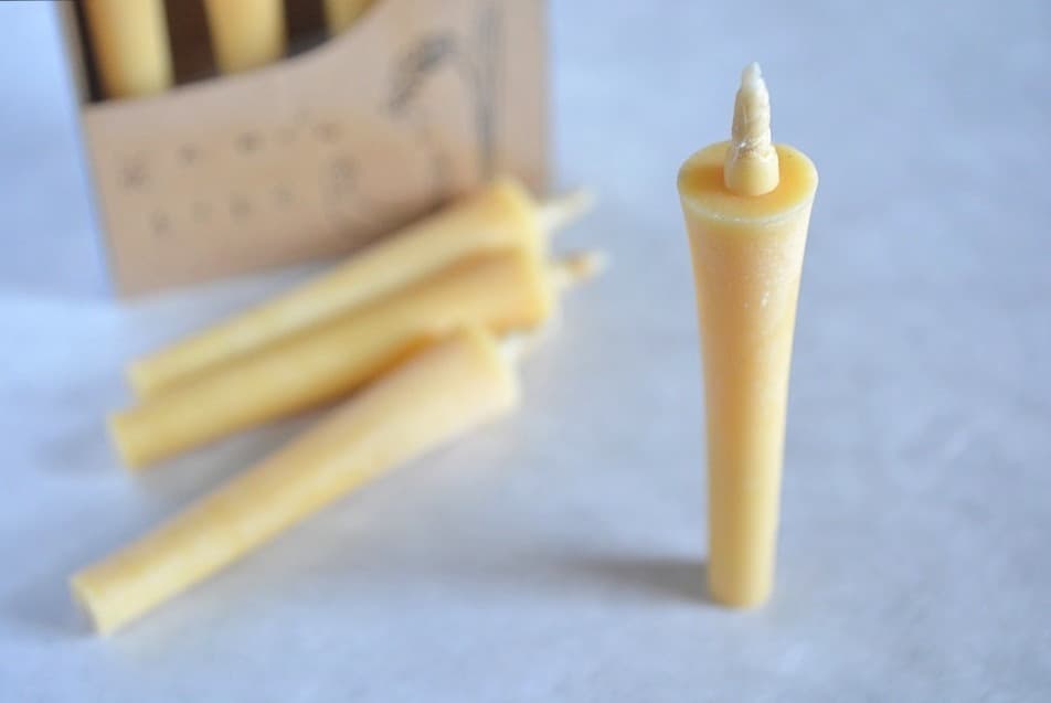 米ぬか油を主原料に作られる「米のめぐみろうそく」<高澤ろうそく店>