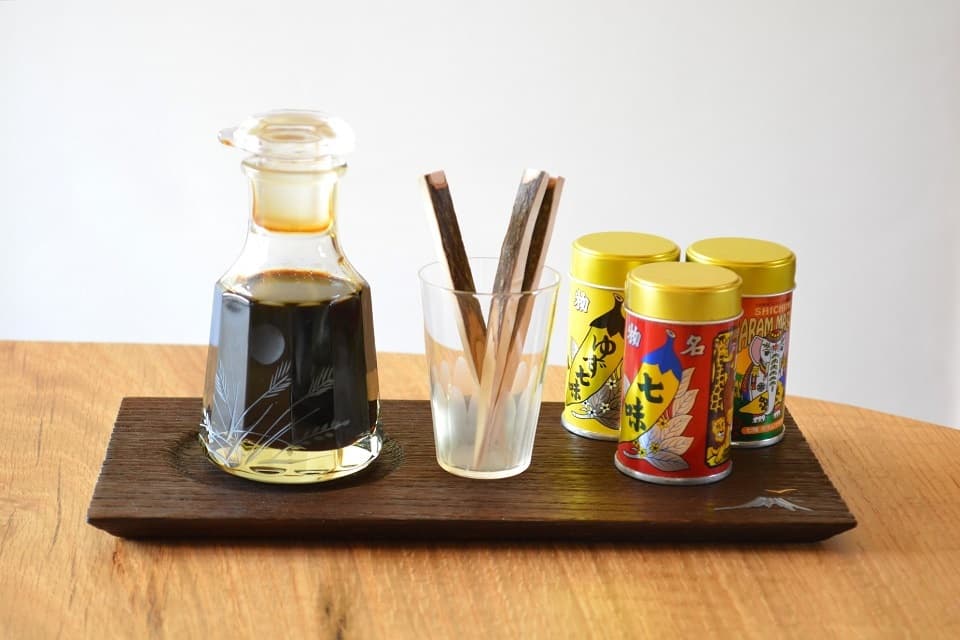 江戸花切子 しょうゆ差し (秋草) × ちょこっとトレー (蒔絵) <廣田硝子 × 岩本清商店> | 暮らしのほとり舎