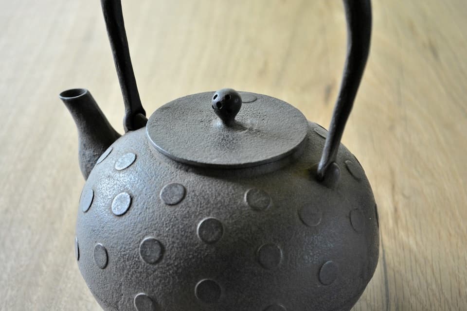 水玉文様 (水玉紋丸形鉄瓶) <鈴木盛久工房> | 暮らしのほとり舎