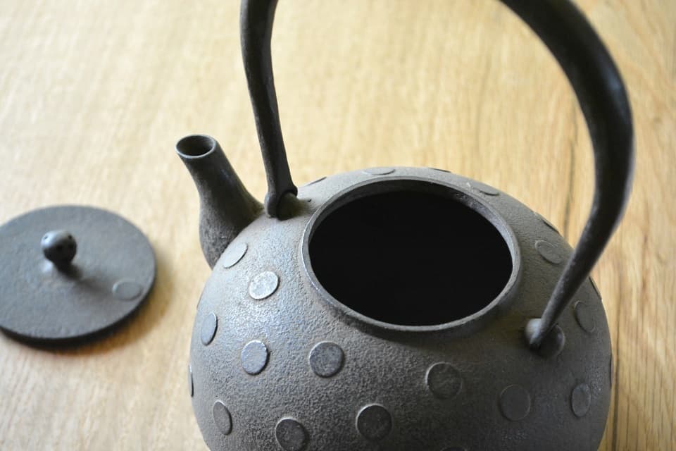 輪口仕様の口造り (水玉紋丸形鉄瓶) <鈴木盛久工房> | 暮らしのほとり舎