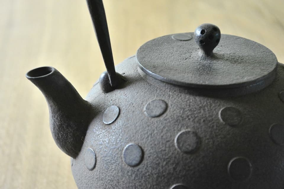 細工が施されたつまみ (水玉紋丸形鉄瓶) <鈴木盛久工房> | 暮らしのほとり舎