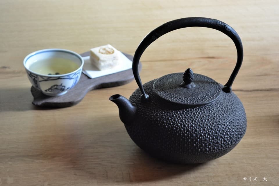亀甲霰平宝珠形鉄瓶(大) × お茶・お菓子 <鈴木盛久工房> | 暮らしのほとり舎