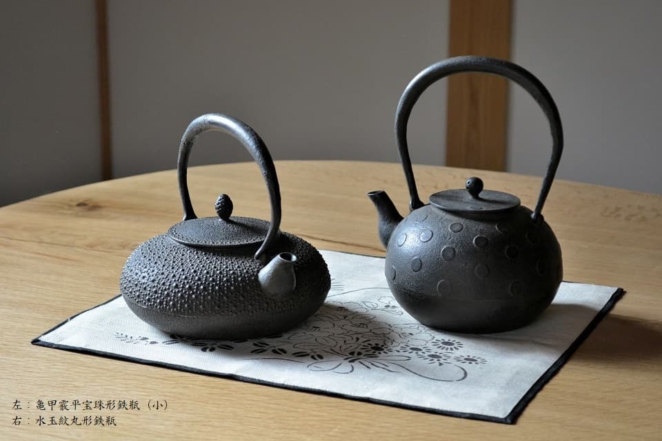 亀甲霰平宝珠形鉄瓶(小) × 水玉紋丸形鉄瓶 <鈴木盛久工房> | 暮らしのほとり舎