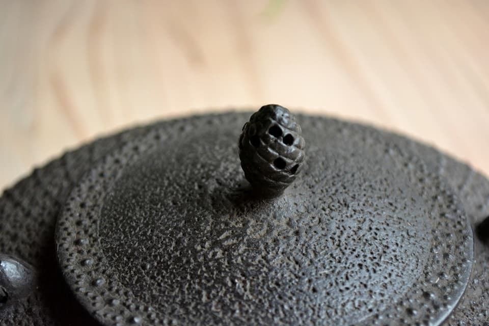 細工が施された松毬型のつまみ (亀甲霰平宝珠形鉄瓶) <鈴木盛久工房> | 暮らしのほとり舎