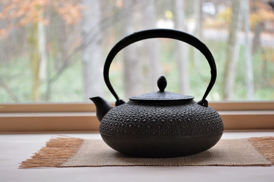 亀甲霰平宝珠形鉄瓶 (小) <鈴木盛久工房>