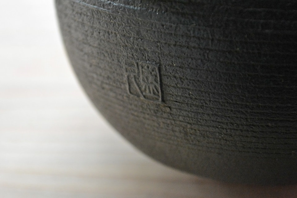 注ぎ口の下方には盛久の刻印(日の丸形鉄瓶)