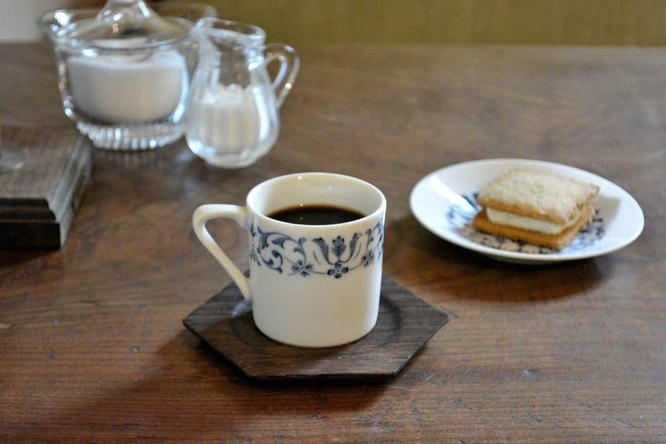 六角コースター × コーヒーカップ <岩本清商店> | 暮らしのほとり舎