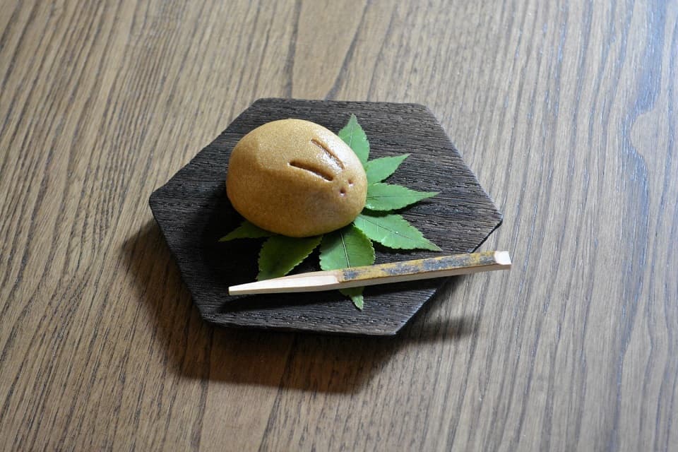 六角トレー (ウレタン仕上げ) × 和菓子 <岩本清商店> | 暮らしのほとり舎