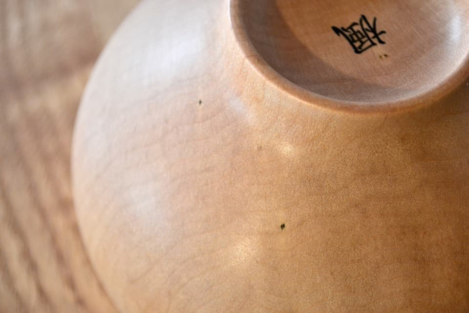 マテバリ・楓椀に見られることがある黒点(樹脂痕)<我戸幹男商店>